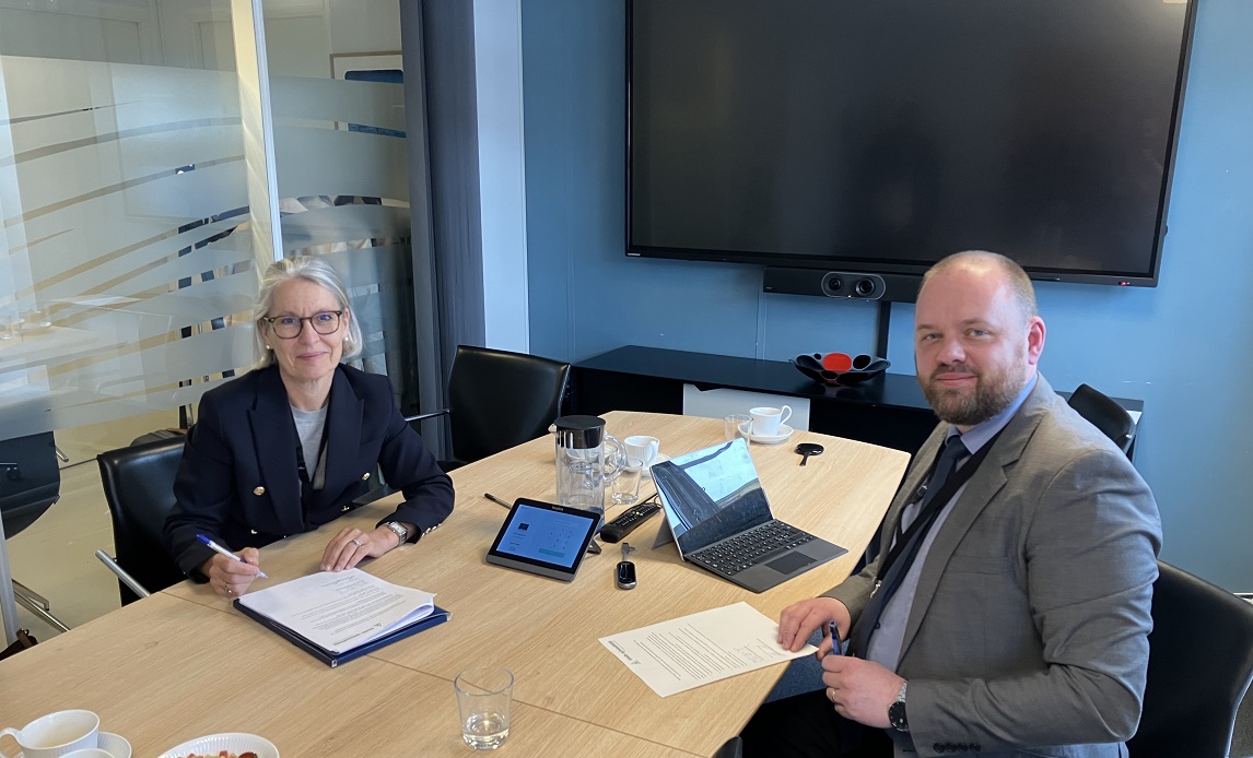 Laila Reenberg og Leivur Persson underskriver midlertidig samarbejdsaftale mellem Danmark og Færøerne.