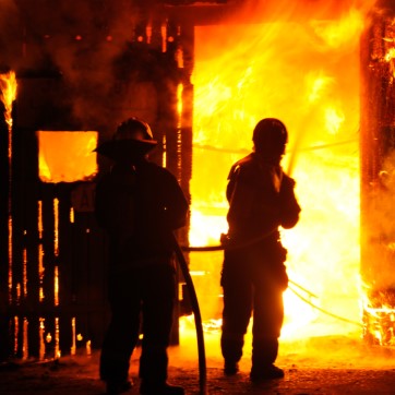 brandmænd og brand i garage