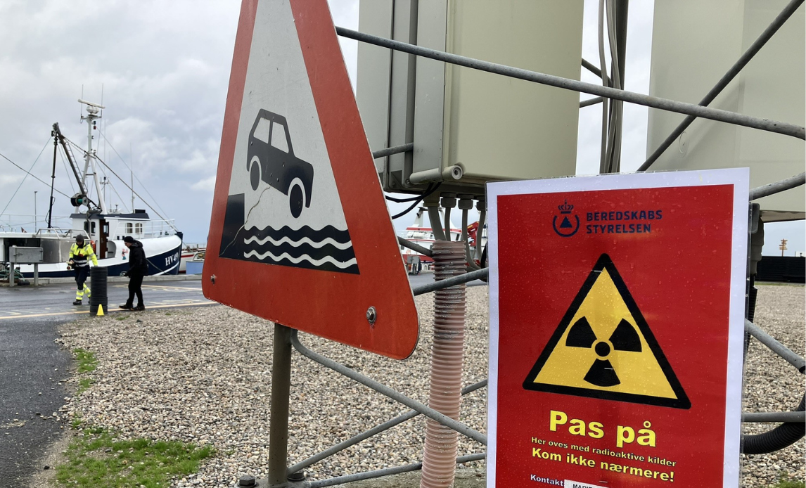 Skilt med information om advarsel om radioaktive kilder