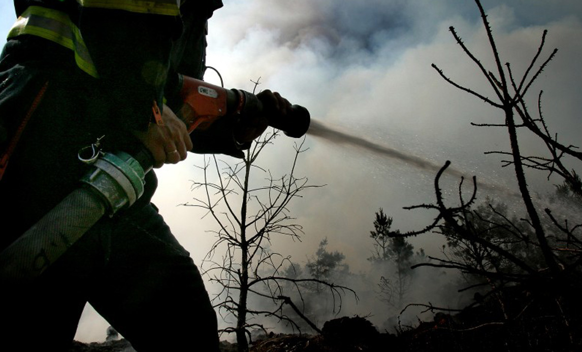 Naturbrand - slukning - brandmand i aktion